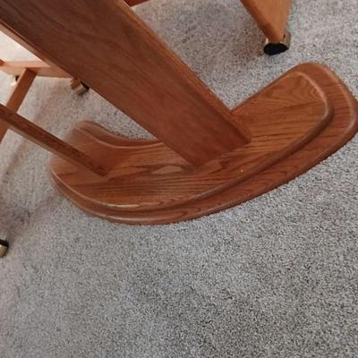 Beautiful Oak Dining room table with 6 upholstered chairs on casters