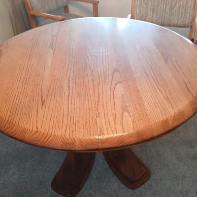 Beautiful Oak Dining room table with 6 upholstered chairs on casters