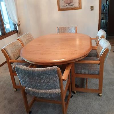 Beautiful Oak Dining room table with 6 upholstered chairs on casters