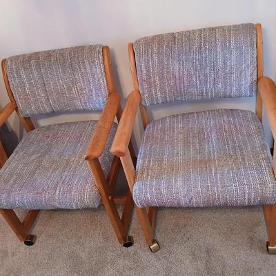 Beautiful Oak Dining room table with 6 upholstered chairs on casters