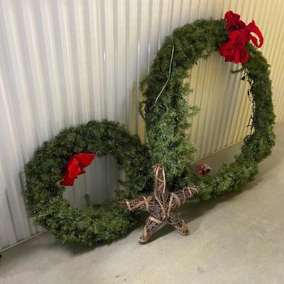 Christmas Wreaths and More (1008-BM)