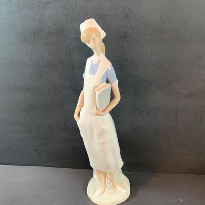 LOT:32: Beautiful Lladro Figurine - Nurse