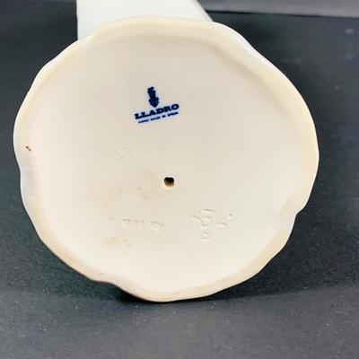 LOT:32: Beautiful Lladro Figurine - Nurse