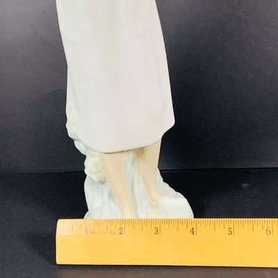 LOT:32: Beautiful Lladro Figurine - Nurse