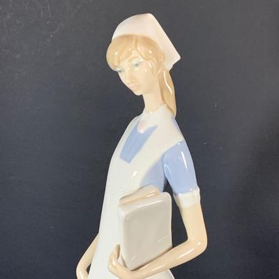 LOT:32: Beautiful Lladro Figurine - Nurse