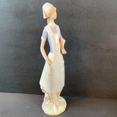 LOT:32: Beautiful Lladro Figurine - Nurse