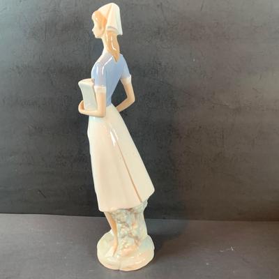 LOT:32: Beautiful Lladro Figurine - Nurse