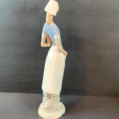 LOT:32: Beautiful Lladro Figurine - Nurse