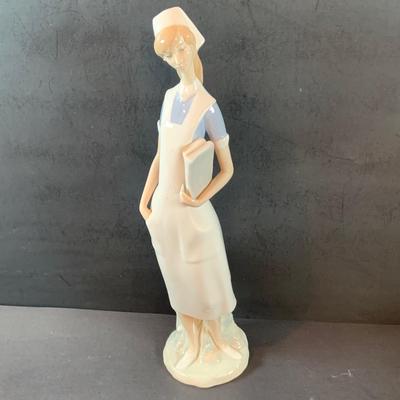 LOT:32: Beautiful Lladro Figurine - Nurse