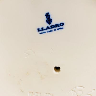 LOT:32: Beautiful Lladro Figurine - Nurse