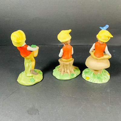 LOT:52: Luck of the Irish Collection-Jim Shoe Shamrock, (3) Ceramic Pixi Elves, (2) Irish Cottages, Vintage Duncan Ceramic Mold Shamrock...