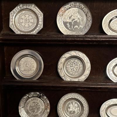 LOT 88: The Franklin Mint: Antique English Silver Miniature Plate Collection, Sterling Silver Masterpieces: Tw101.5g