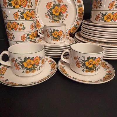 LOT 95: Villeroy & Boch Septfontaines Cottage w/Orange & Yellow Flowers