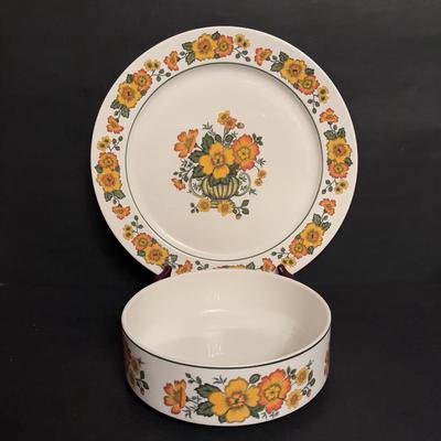 LOT 95: Villeroy & Boch Septfontaines Cottage w/Orange & Yellow Flowers