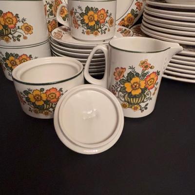 LOT 95: Villeroy & Boch Septfontaines Cottage w/Orange & Yellow Flowers