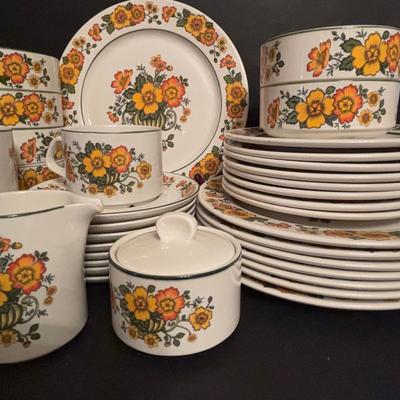 LOT 95: Villeroy & Boch Septfontaines Cottage w/Orange & Yellow Flowers