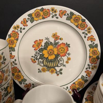 LOT 95: Villeroy & Boch Septfontaines Cottage w/Orange & Yellow Flowers
