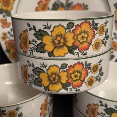 LOT 95: Villeroy & Boch Septfontaines Cottage w/Orange & Yellow Flowers