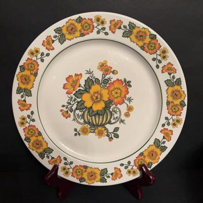 LOT 95: Villeroy & Boch Septfontaines Cottage w/Orange & Yellow Flowers