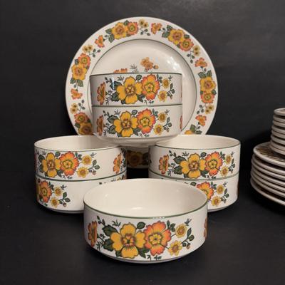 LOT 95: Villeroy & Boch Septfontaines Cottage w/Orange & Yellow Flowers