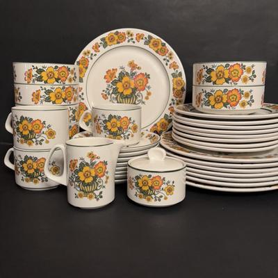 LOT 95: Villeroy & Boch Septfontaines Cottage w/Orange & Yellow Flowers