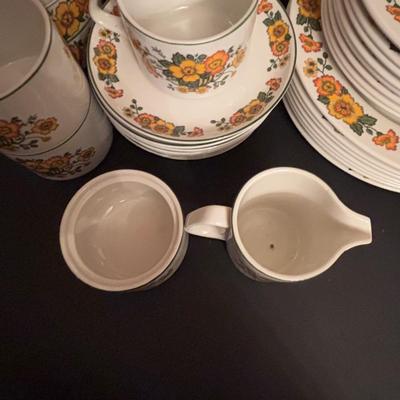 LOT 95: Villeroy & Boch Septfontaines Cottage w/Orange & Yellow Flowers