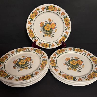 LOT 95: Villeroy & Boch Septfontaines Cottage w/Orange & Yellow Flowers