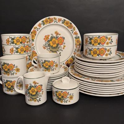 LOT 95: Villeroy & Boch Septfontaines Cottage w/Orange & Yellow Flowers