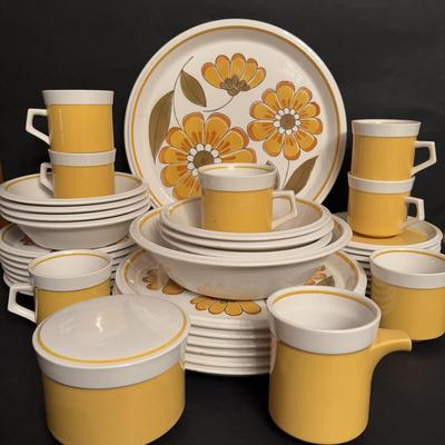 LOT 98: Mikasa Light n Lively "Happy" Dinnerware Set
