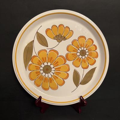 LOT 98: Mikasa Light n Lively "Happy" Dinnerware Set