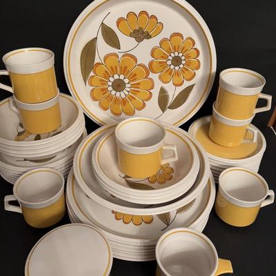 LOT 98: Mikasa Light n Lively "Happy" Dinnerware Set