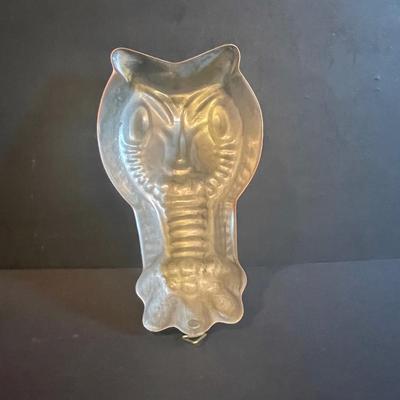 LOT 170: Medley of Copper Kitchenware Including Fry Pan, Colander, Measuring Cup Set w/Hanging Hardware, and Assorted Lobster and Fish Molds