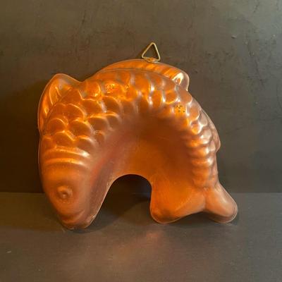 LOT 170: Medley of Copper Kitchenware Including Fry Pan, Colander, Measuring Cup Set w/Hanging Hardware, and Assorted Lobster and Fish Molds