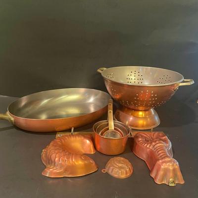 LOT 170: Medley of Copper Kitchenware Including Fry Pan, Colander, Measuring Cup Set w/Hanging Hardware, and Assorted Lobster and Fish Molds