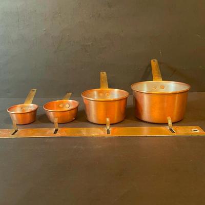 LOT 170: Medley of Copper Kitchenware Including Fry Pan, Colander, Measuring Cup Set w/Hanging Hardware, and Assorted Lobster and Fish Molds