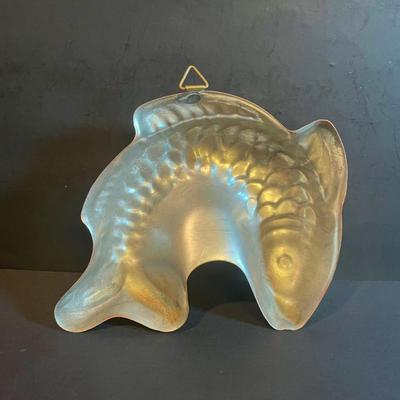 LOT 170: Medley of Copper Kitchenware Including Fry Pan, Colander, Measuring Cup Set w/Hanging Hardware, and Assorted Lobster and Fish Molds