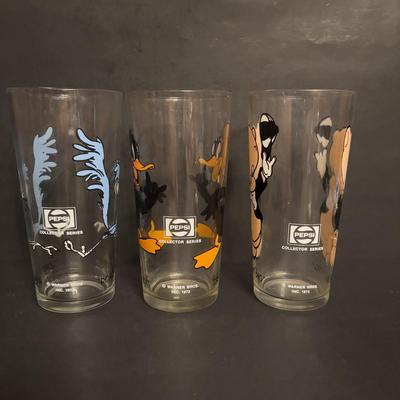 LOT 173: Pepsi Collectors Series Glasses:Porky Pig, Road Runner, Daffy Duck and Vintage Ronald McDonald & Big Mac Collectors Series...