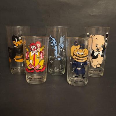 LOT 173: Pepsi Collectors Series Glasses:Porky Pig, Road Runner, Daffy Duck and Vintage Ronald McDonald & Big Mac Collectors Series...