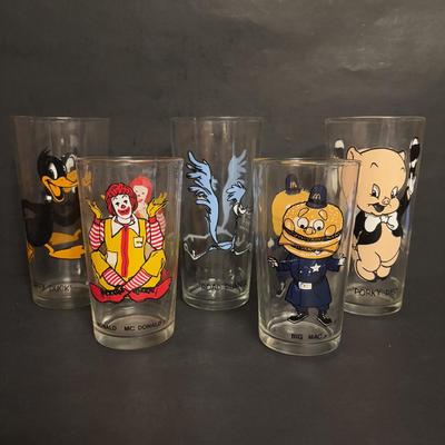 LOT 173: Pepsi Collectors Series Glasses:Porky Pig, Road Runner, Daffy Duck and Vintage Ronald McDonald & Big Mac Collectors Series...