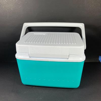 LOT:194: Set of 3 Unused Rubbermate 4-Piece "Litterless" Lunch Kits, Vintage Aladdin Lunch Box and 2 Stay Fresh Sandwich...