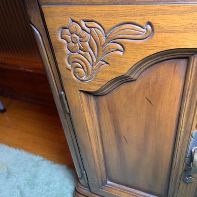 LOT:199: Wood and Glass Curio Cabinet