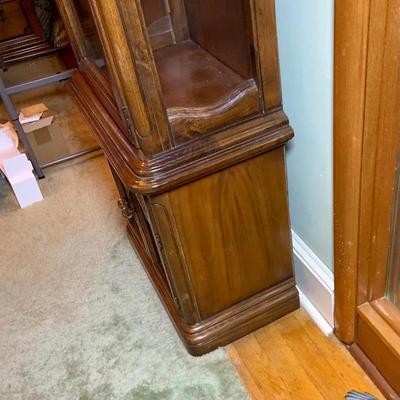 LOT:199: Wood and Glass Curio Cabinet