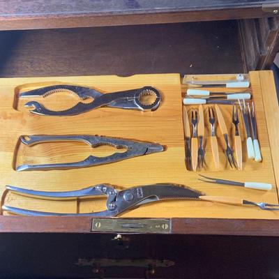 LOT:201: Wooden Chest Full of Hoffritz Cutlery Including Stag Handle Knives and More