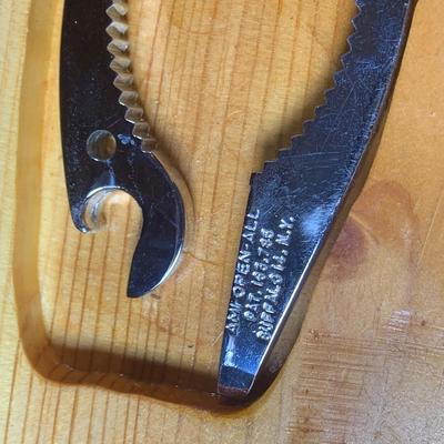 LOT:201: Wooden Chest Full of Hoffritz Cutlery Including Stag Handle Knives and More