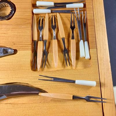 LOT:201: Wooden Chest Full of Hoffritz Cutlery Including Stag Handle Knives and More