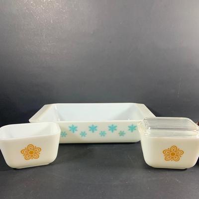 LOT:204: Retro Kitchen Must Haves Including Pyrex Snowflake Baking Dish and Butterfly Gold Dish (One with Lid), Glass Juicer, Johnson...
