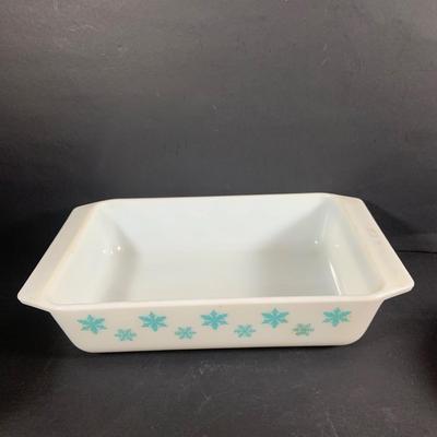 LOT:204: Retro Kitchen Must Haves Including Pyrex Snowflake Baking Dish and Butterfly Gold Dish (One with Lid), Glass Juicer, Johnson...