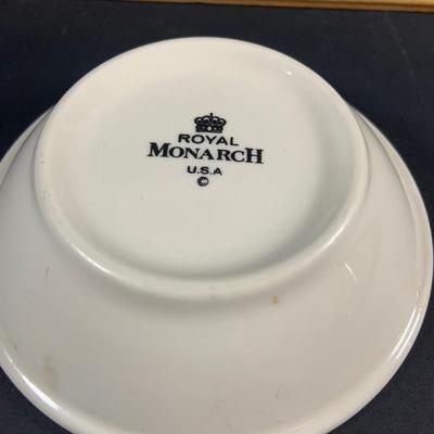 LOT:204: Retro Kitchen Must Haves Including Pyrex Snowflake Baking Dish and Butterfly Gold Dish (One with Lid), Glass Juicer, Johnson...