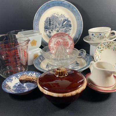 LOT:204: Retro Kitchen Must Haves Including Pyrex Snowflake Baking Dish and Butterfly Gold Dish (One with Lid), Glass Juicer, Johnson...