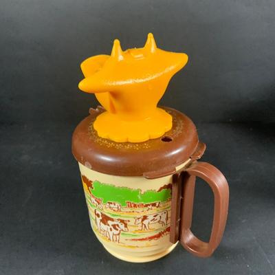 LOT:204: Retro Kitchen Must Haves Including Pyrex Snowflake Baking Dish and Butterfly Gold Dish (One with Lid), Glass Juicer, Johnson...